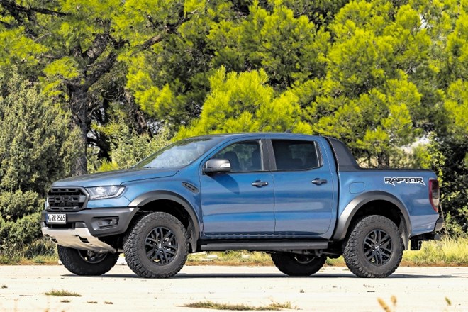 Ford ranger raptor: Luknje in kamne pohrusta, kot da jih ne bi bilo