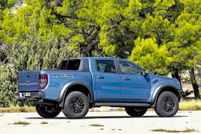 Ford ranger raptor: Luknje in kamne pohrusta, kot da jih ne bi bilo