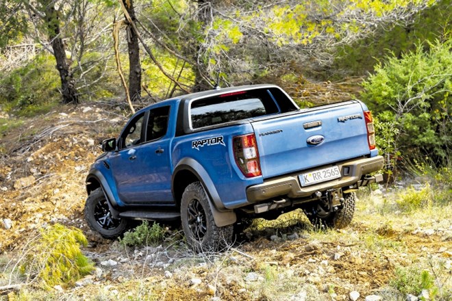 Ford ranger raptor: Luknje in kamne pohrusta, kot da jih ne bi bilo