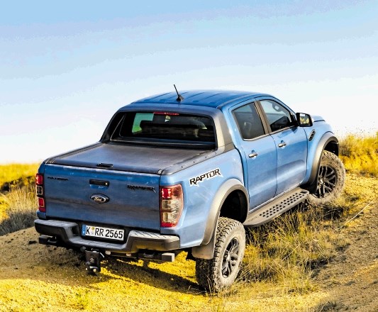 Ford ranger raptor: Luknje in kamne pohrusta, kot da jih ne bi bilo