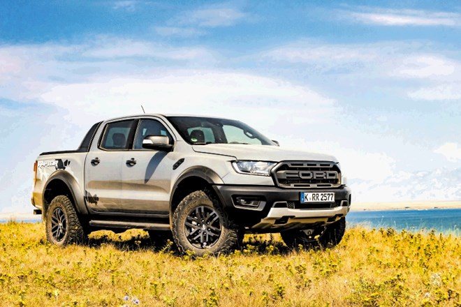 Ford ranger raptor: Luknje in kamne pohrusta, kot da jih ne bi bilo