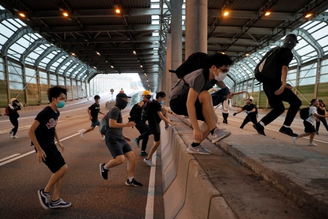 Proteste v Hongkongu znova spremljalo nasilje