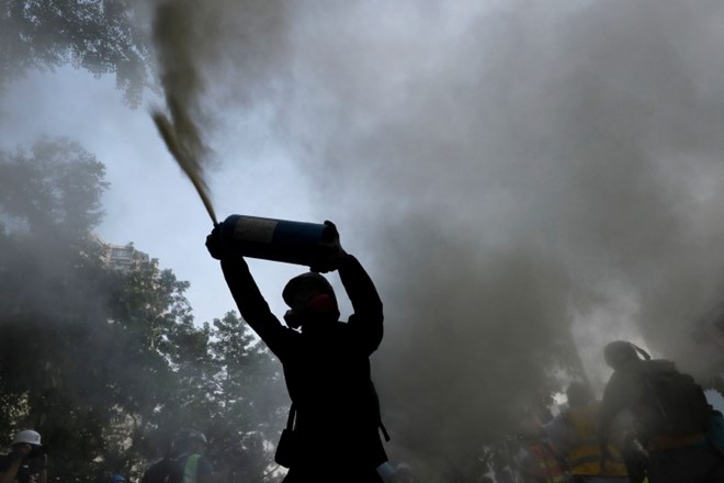 Proteste v Hongkongu znova spremljalo nasilje