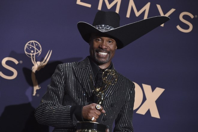 Billy Porter, igralec iz serije Pose, je prvi gej igralec, ki je dobil emmyja za glavno moško vlogo, so pa letošnji emmyji...