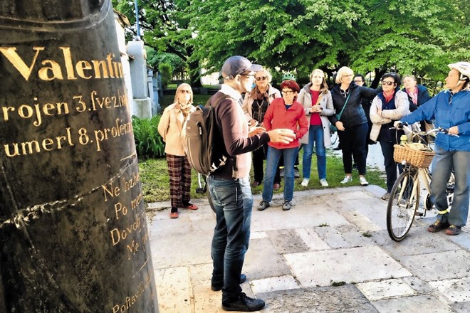 Na kolesarskem izletu udeležence po desetih mestnih točkah  vodi poznavalec Vodnikovega življenja Luka Vidmar .