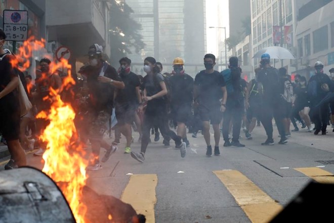 V Pekingu parada, v Hongkongu bojno polje