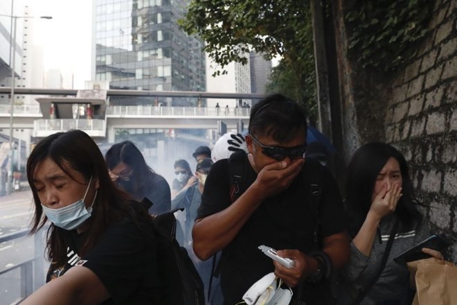 V Pekingu parada, v Hongkongu bojno polje