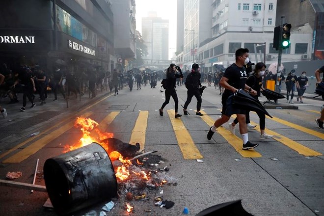 V Pekingu parada, v Hongkongu bojno polje