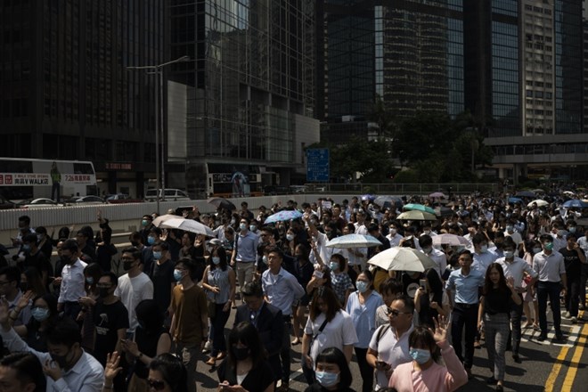 V Hongkongu po streljanju na izgrednike spontani protesti