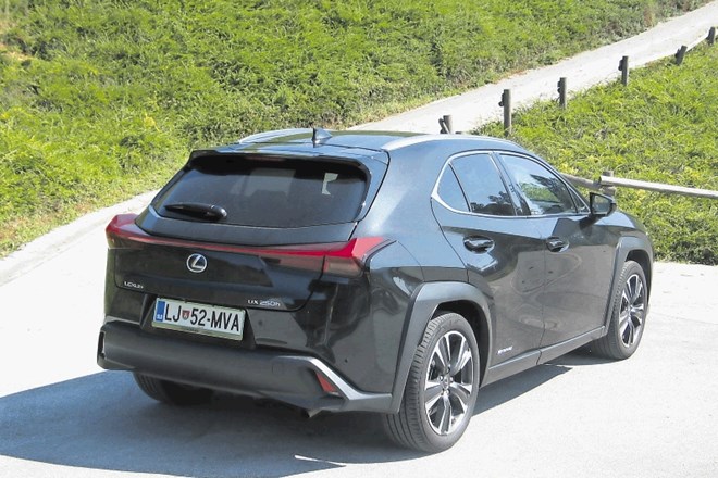 Audi Q3 in lexus UX: Ko ima pristop do prestižnosti (pre)visoko ceno