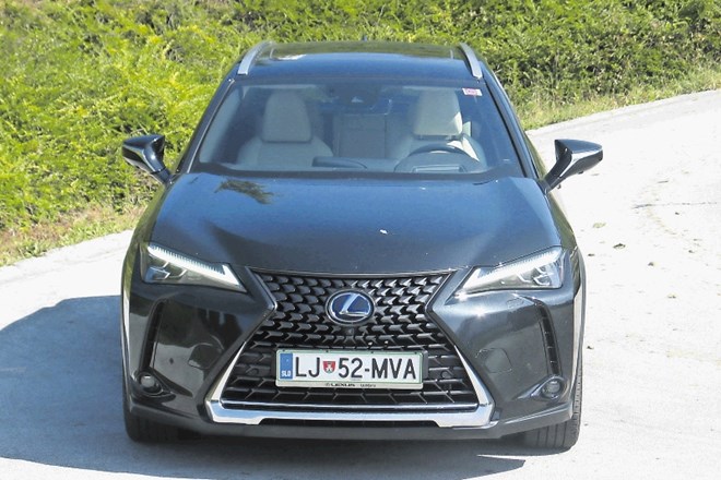 Audi Q3 in lexus UX: Ko ima pristop do prestižnosti (pre)visoko ceno