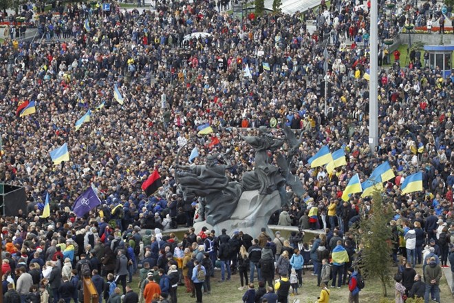 #foto Na tisoče protestnikov v Kijevu proti posebnemu statusu separatističnih regij