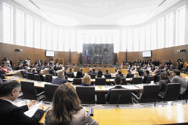 Poslanci DZ zatrjujejo, da z noveliranim zakonom o poslancih samo odpravljajo še zadnje varčevalne ukrepe.