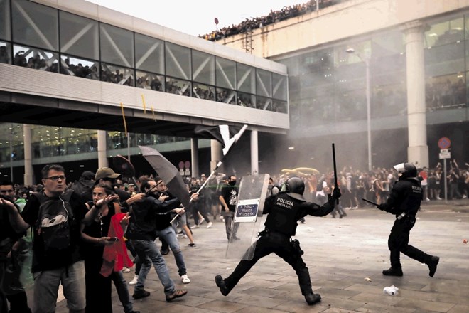 Na barcelonskem letališču El Prat, ki so ga zasedli protestniki in onemogočili promet, je prihajalo do spopadov s policijo.