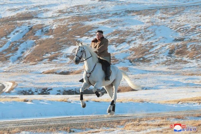 #foto Kim Jong Un v Putinovem slogu poziral na konju