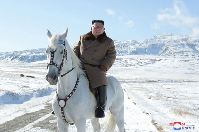 #foto Kim Jong Un v Putinovem slogu poziral na konju