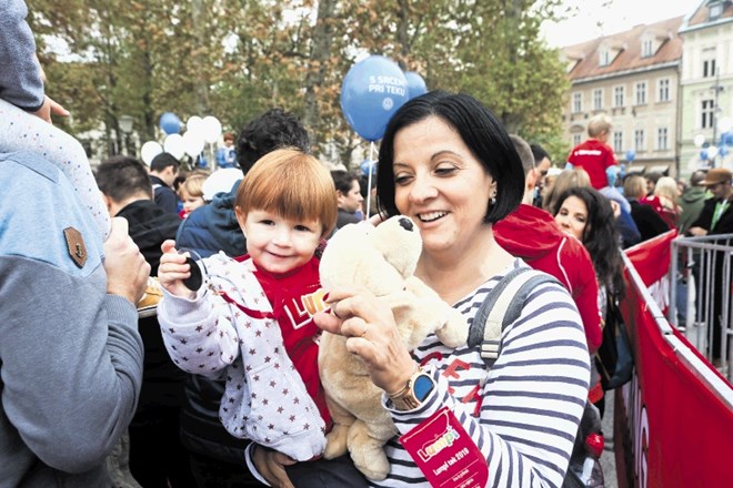 Svojo prvo kolajno je okoli vratu dobila tudi dve leti stara Sofija, ki je 200 metrov pretekla skupaj z mamico, Jeleno...