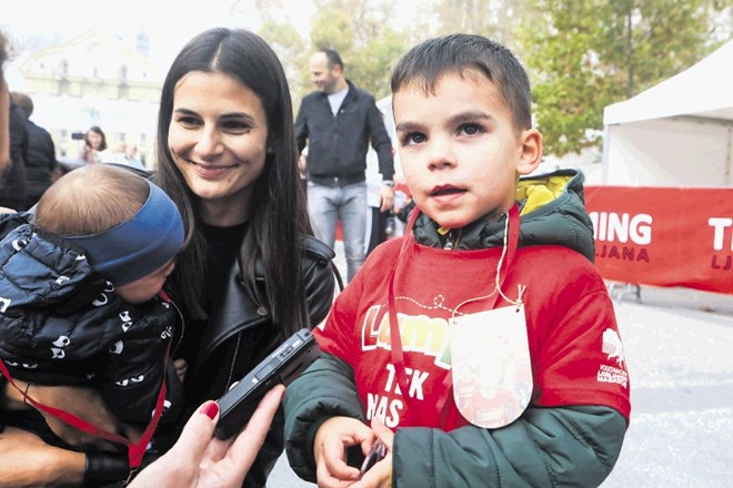 Za triletnega Nika, ki sicer trenira nogomet, je to že drugi maraton. »Z mlajšim bratcem Janom bova drugo leto tekla sama,...