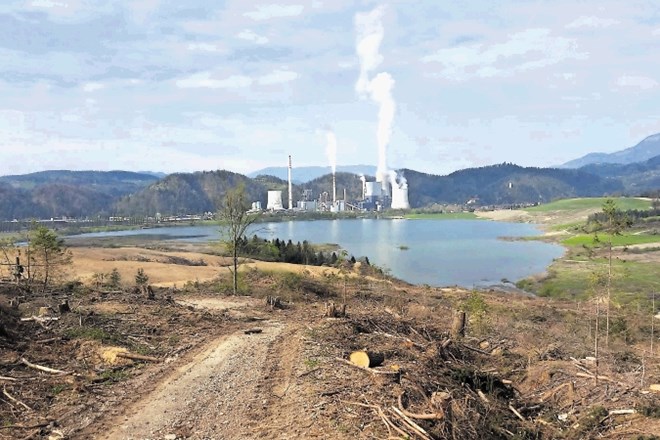 Nasip med Šoštanjskim in Velenjskim jezerom se zmanjšuje, zato se v Šoštanju zavzemajo, da bi zemljo od gradnje tretje...