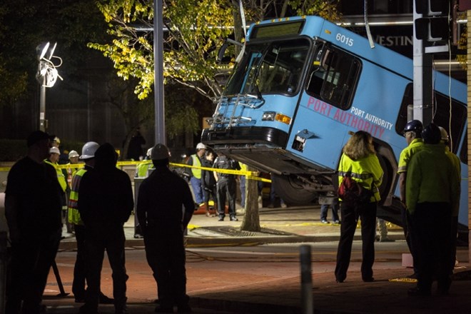 #foto Podor na cesti sredi Pittsburgha skoraj pogoltnil mestni avtobus