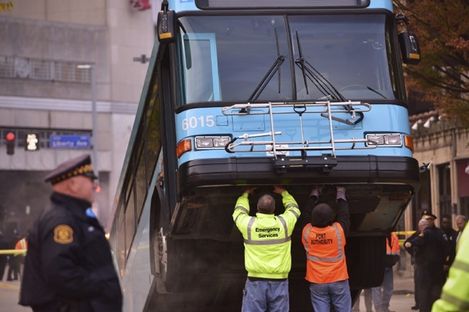 #foto Podor na cesti sredi Pittsburgha skoraj pogoltnil mestni avtobus