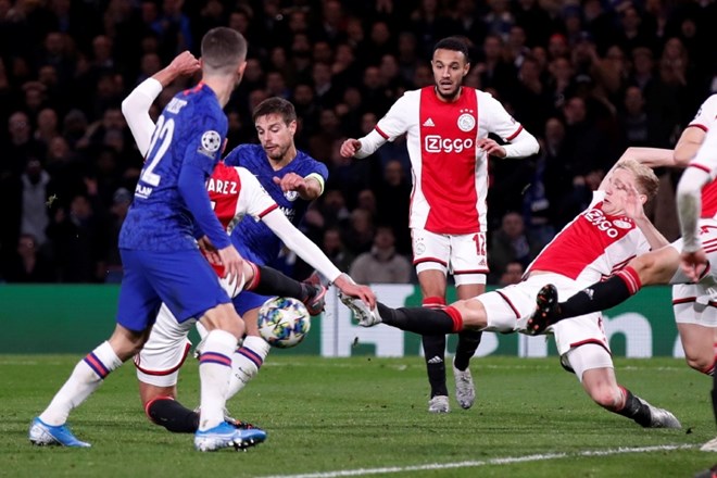 Poslastica večera je bila na stadionu Stamford Bridge kjer so gledalci videli kar osem regularnih zadetkov in enega...