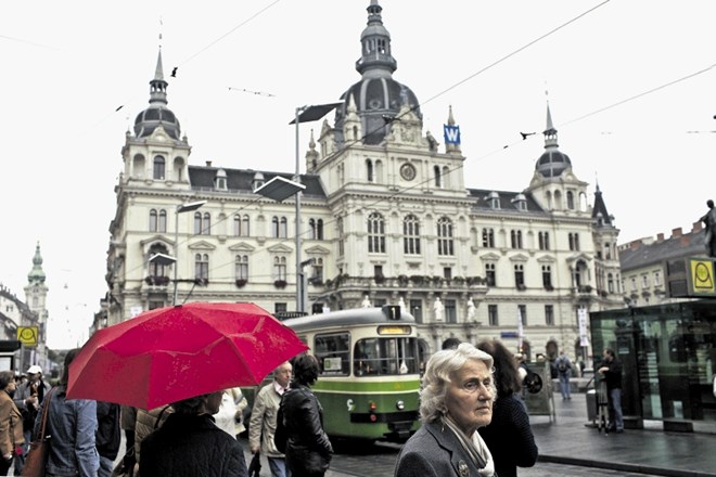 Slabih devet kilometrov od letališča leži eno najbolje ohranjenih mestnih središč v srednji Evropi, ki ga sestavljajo tudi...