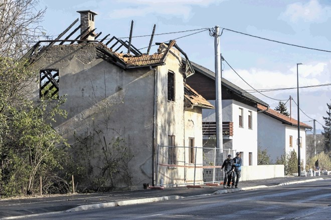 Pešce in kolesarje ogroža pogorelo ostrešje