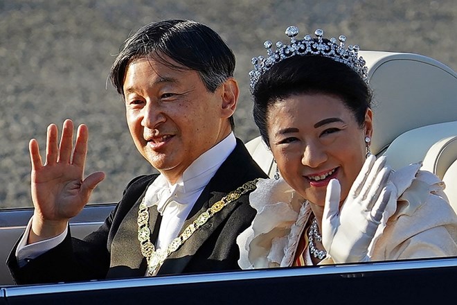 Cesar Naruhito in njegova soproga, cesarica Masako sta se v luksuzni limuzini podala na 4,6 kilometrov dolgo pot do cesarske...