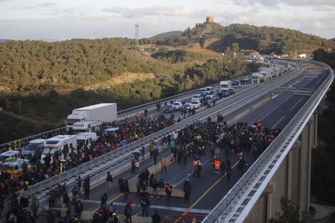 Policisti s silo nad protestnike, ki blokirajo avtocesto med Španijo in Francijo