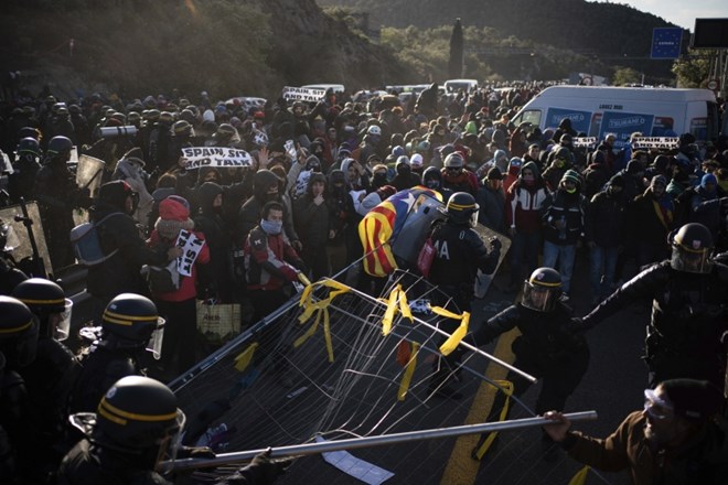 Policisti s silo nad protestnike, ki blokirajo avtocesto med Španijo in Francijo