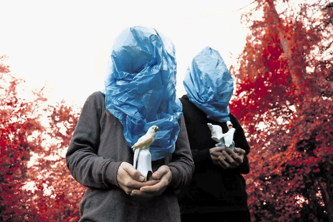 Darla Smoking sta angažiran slovenski elektronski duo, ki ju moti zahodnjaški romantiziran pogled na tradicionalne glasbe...