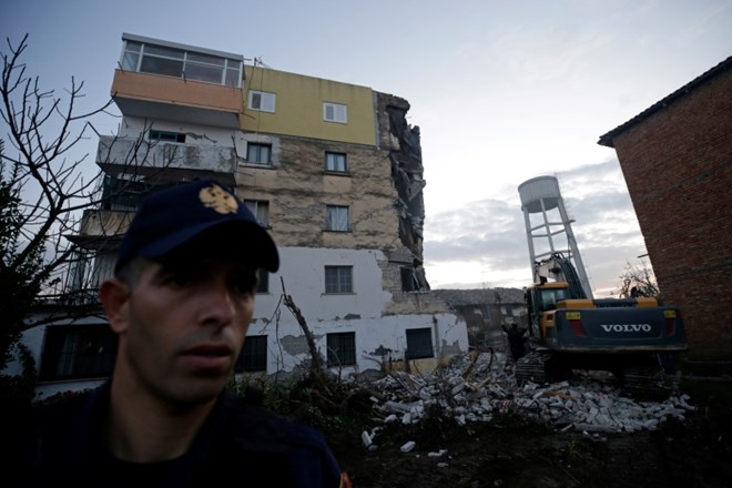 #foto #video Albanija: Hud potres, pod ruševinami kopljejo in upajo na preživele