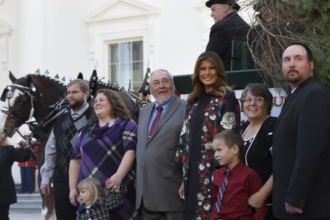 #foto Melania Trump sprejela v dar božično drevo Bele hiše