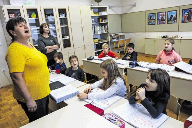 Učiteljici v dveh kombiniranih oddelkih sta Mirka Uršič (levo) in Anica Skubic (zadaj).