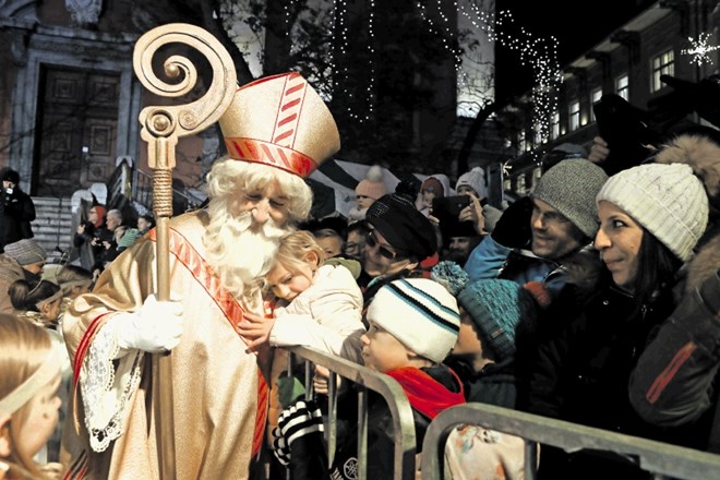 Čeprav parklji otroke včasih spravijo v jok, jih Miklavž potolaži.