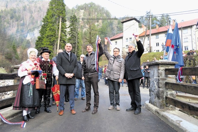 V Jelendolu  so slovesno odprli po lanski ujmi prenovljene cesto in mostove. Tržiški župan Borut Sajovic (tretji z desne)  se...