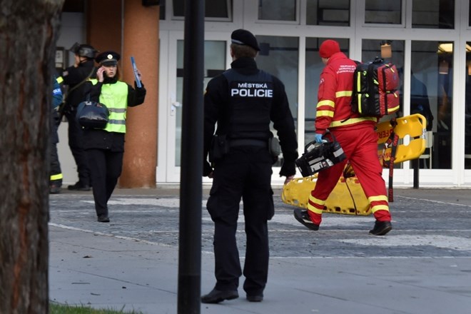 V smrtonosnem napadu je danes zjutraj v čakalnici univerzitetne bolnišnice umrlo šest ljudi.