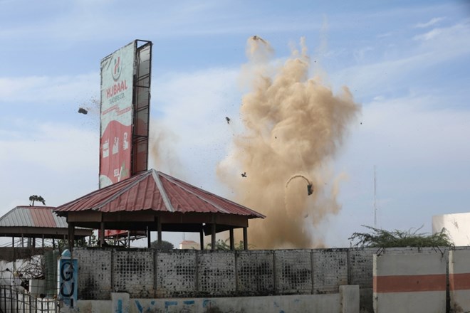 Džihadistični borci skupine Al Šabab so v torek zvečer vdrli v hotel v somalijski prestolnici Mogadiš in ubili pet ljudi, med...