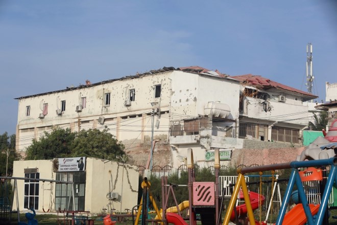 #foto V napadu džihadistov na hotel v Somaliji več mrtvih