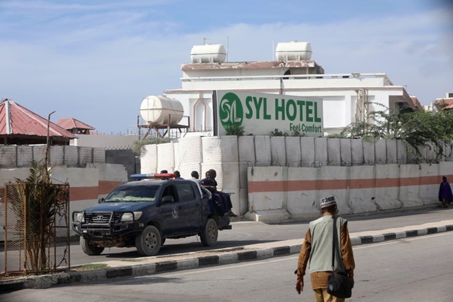 #foto V napadu džihadistov na hotel v Somaliji več mrtvih