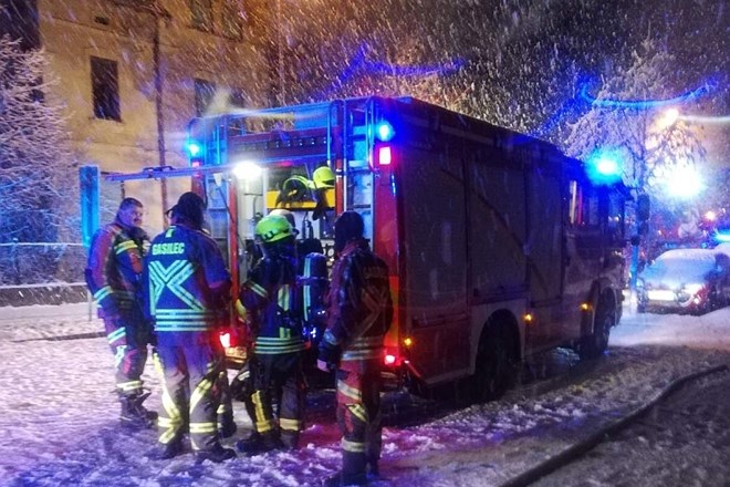 #foto Ogenj zajel starejšo večstanovanjsko hišo sredi Maribora