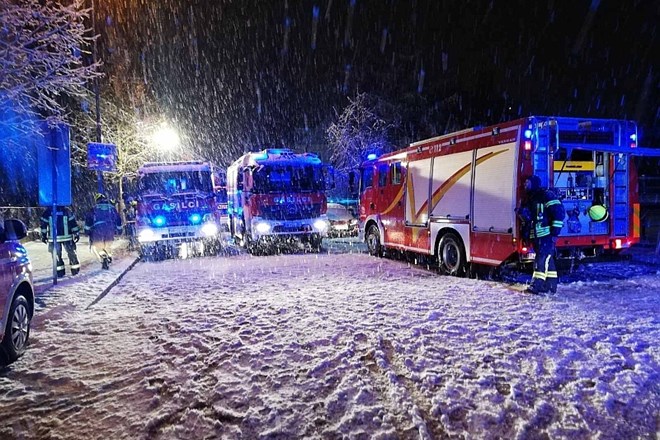 #foto Ogenj zajel starejšo večstanovanjsko hišo sredi Maribora