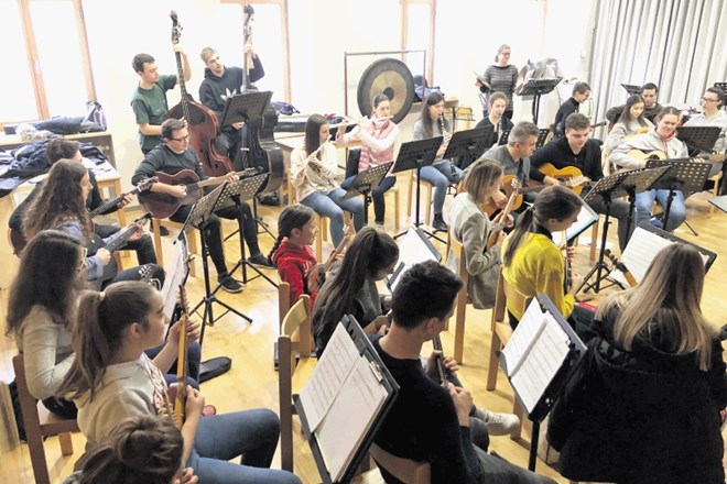 Pri operi poleg Tamburaškega orkestra Dobreč (na sliki med vajo) sodelujejo tudi Folklorna skupina Dragatuš, vokalna skupina...