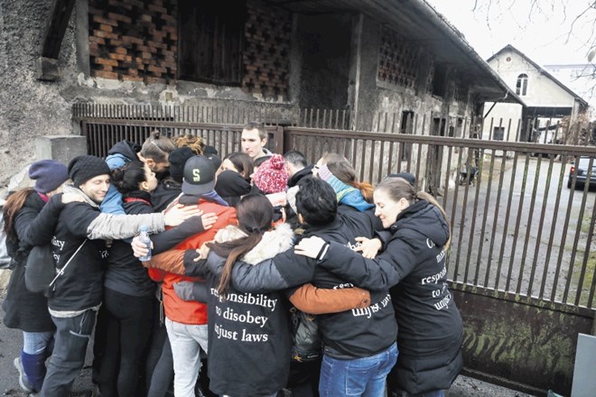 OKoli petdeset protestnikov,   opremljeni s transparenti in pesmijo, je  izvedlo miren protest na dvorišču kmetije na...