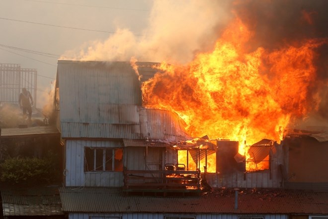 #foto Požar ogroža čilsko mesto Valparaiso, četrtina prebivalcev brez elektrike