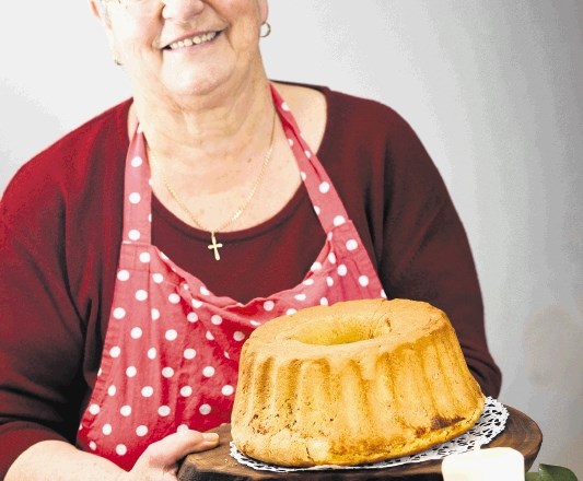 Aroma potice z drožmi Veronike Aljančič iz Podbrezij je po mnenju mentorice Skvarčeve žlahtna in celo bolj polna kot pri...