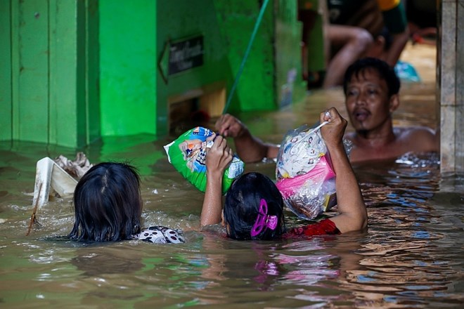 #foto Poplave in plazovi v Indoneziji zahtevali številne smrtne žrtve