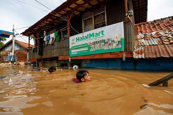 #foto Poplave in plazovi v Indoneziji zahtevali številne smrtne žrtve