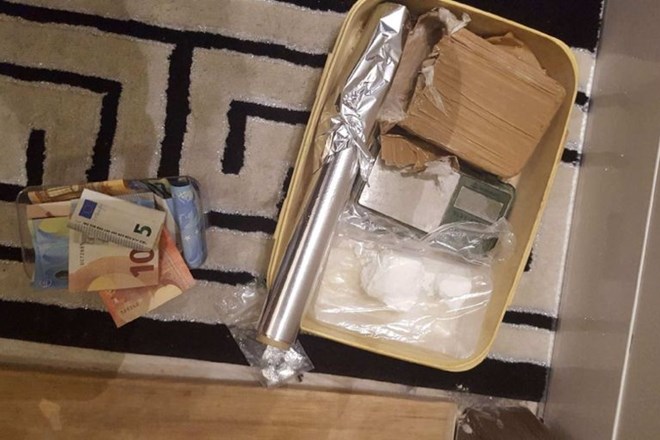 Policija je v hišnih preiskavah pri kandidatih našla tudi več kilogramov prepovedanih drog, med drugim heroin in kokain.